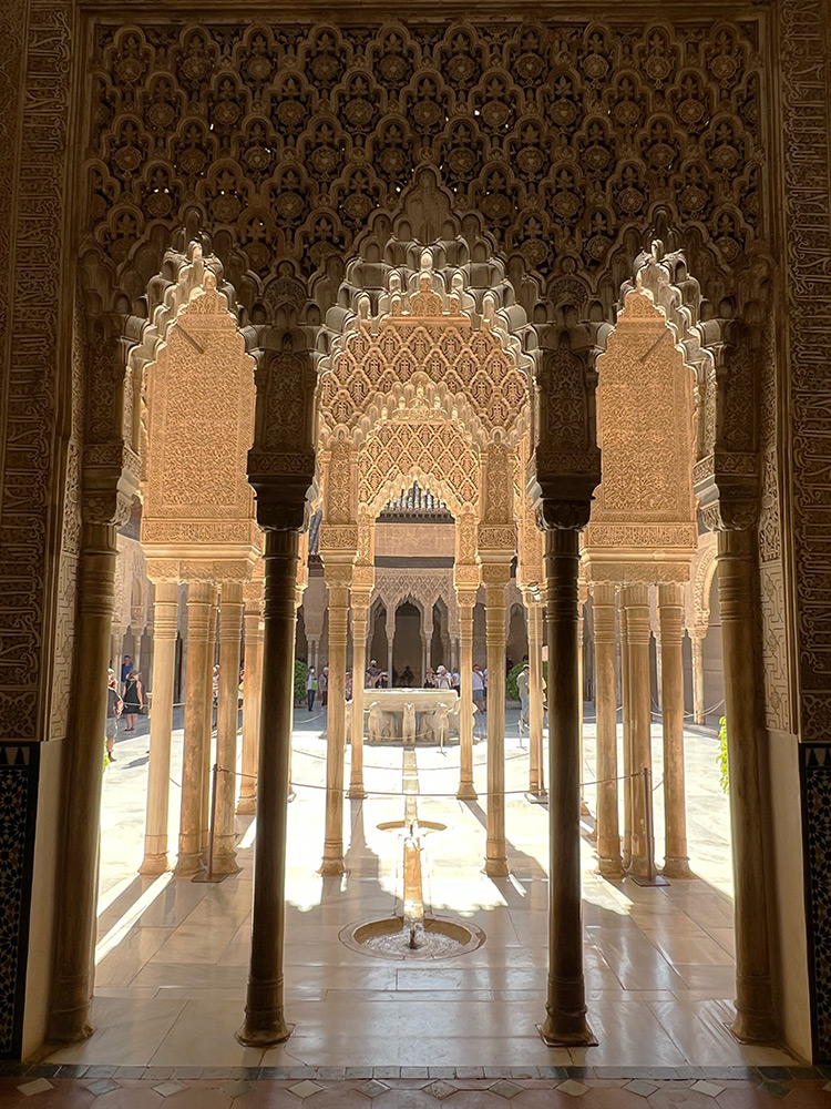 Porticos and colonnades, Patio de los Leones, Nasrid Palaces, Alhambra, Spain